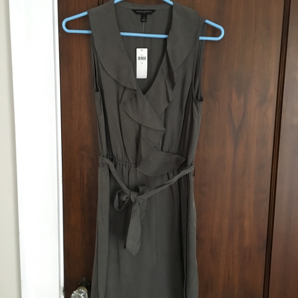 Banana Republic Factory tie waist ruffle dress